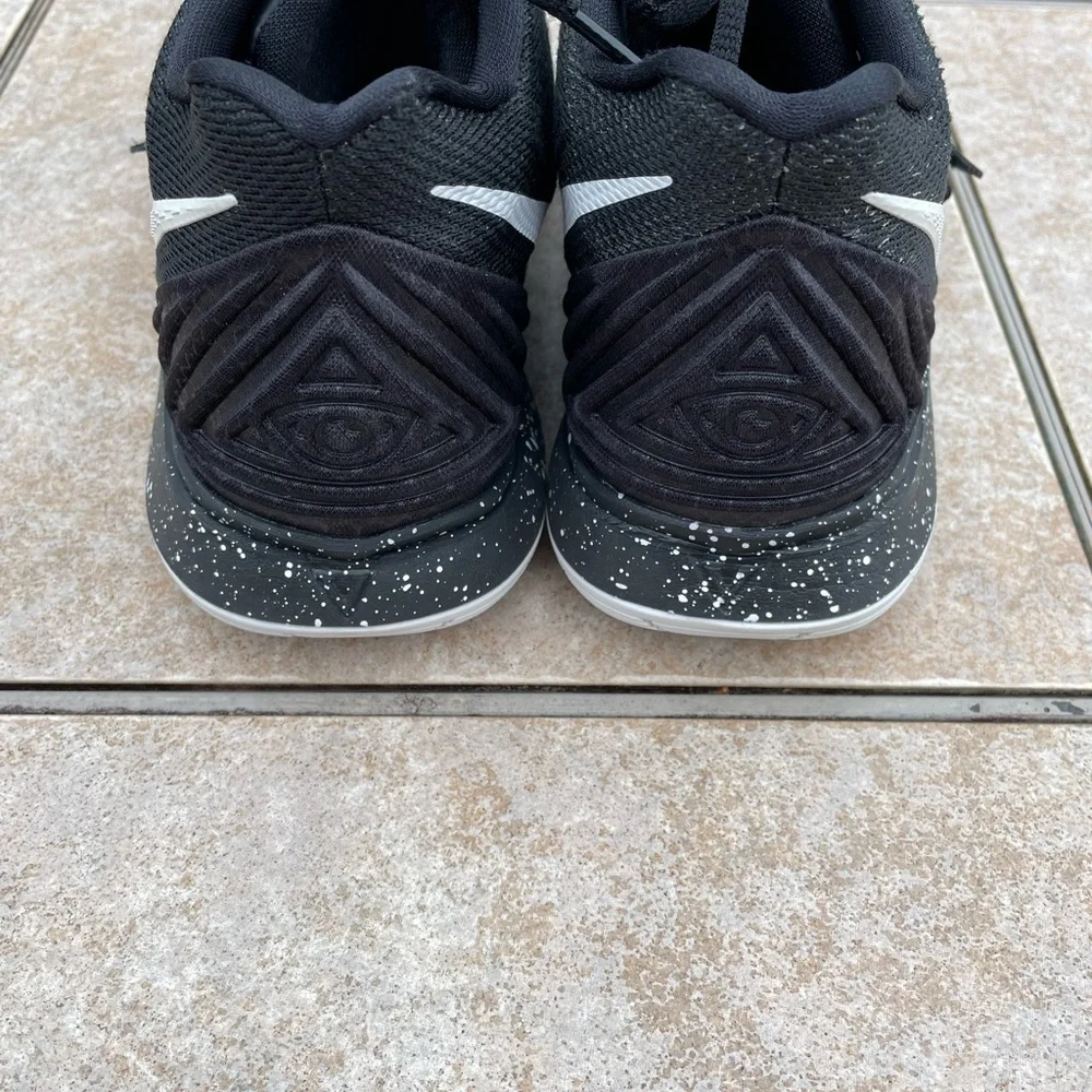 NIKE KYRIE 5 GS BLACK WHITE AQ2456-901